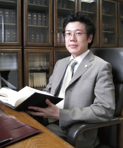 門馬義昭弁護士の写真